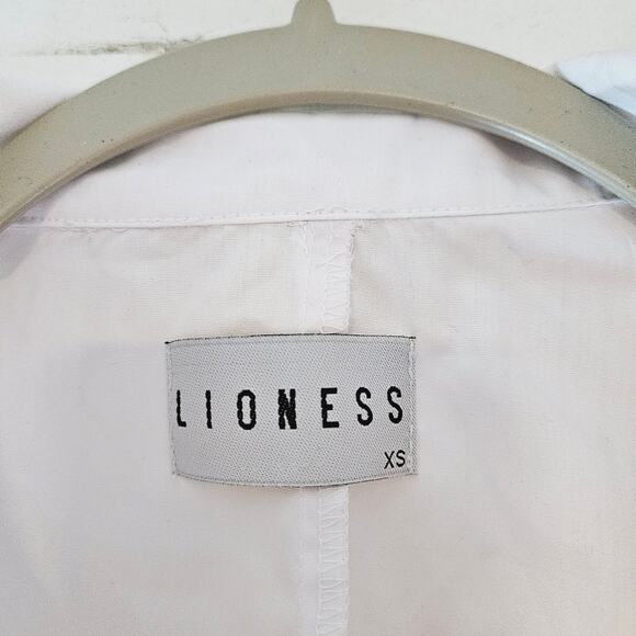 Lioness Long Sleeve Crop Top With Hook And Eye Closure - Picture 4 of 6